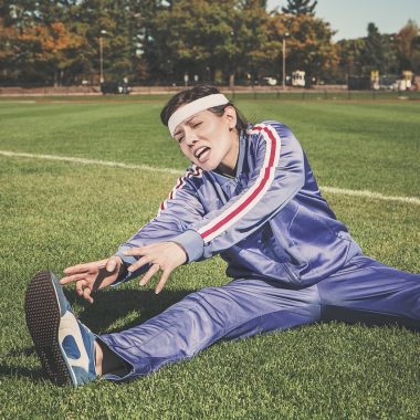 Vrouw die op een mat bekkenbodemoefeningen doet als onderdeel van haar trainingsroutine