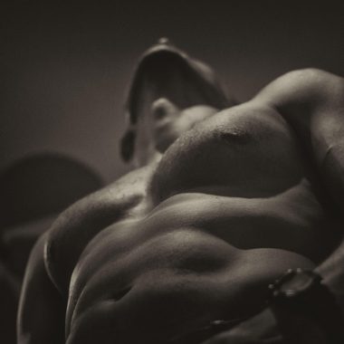 Persoon die een dumbbell bicep curl uitvoert tijdens een thuistraining