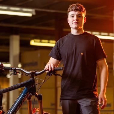 Fietser die fietstassen inpakt als voorbereiding op een meerdaagse fietsvakantie