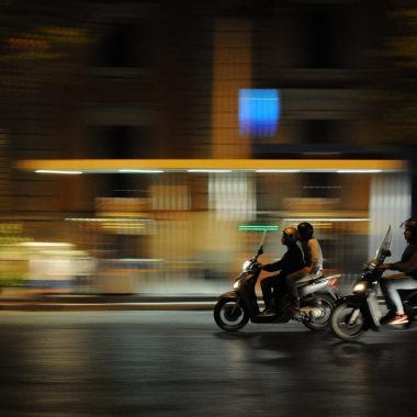 Fietser rijdt in het donker op een onverlichte weg met felle fietsverlichting aan voor en achter