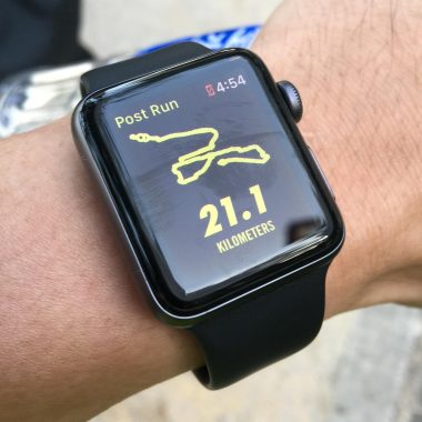 Hardloper bekijkt GPS-horloge tijdens marathontraining