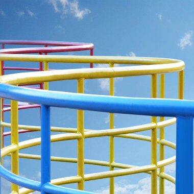 Vaste fitnessapparatuur in een Nederlands stadspark op een zomerse dag