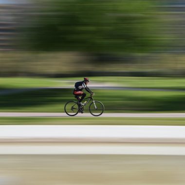 Fietser op racefiets met GPS fietscomputer op het stuur