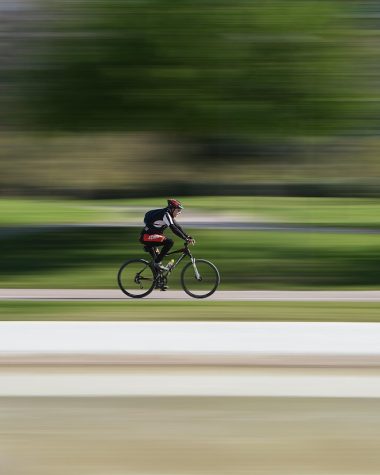 Fietser op racefiets met GPS fietscomputer op het stuur