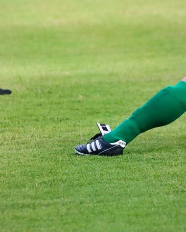 Sporter die een kuitkramp uitrekt tijdens een hardlooptraining