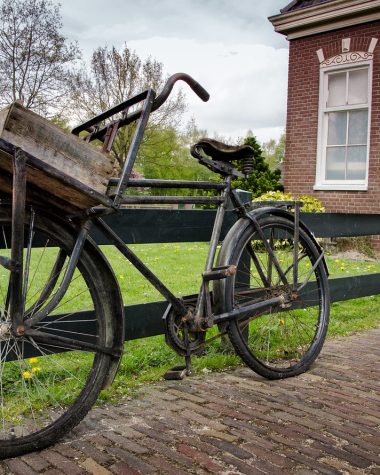 Fietser die de zadelhouding afstelt voor een ergonomischere rijpositie