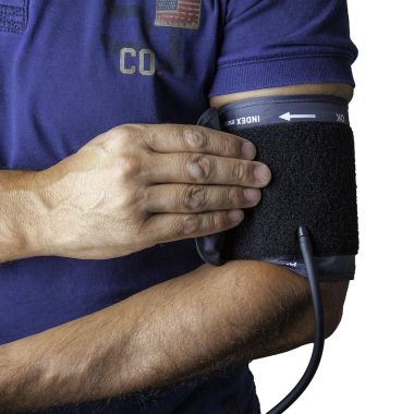 Sporter die zijn hartslag meet aan de pols tijdens een pauze van de training