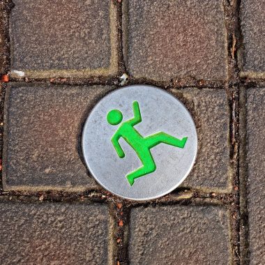 Persoon die 's ochtends vroeg nuchter gaat hardlopen op een rustige straat