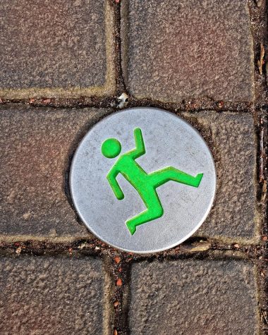 Persoon die 's ochtends vroeg nuchter gaat hardlopen op een rustige straat