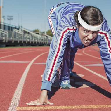 Een beginner die voor het eerst traint in een sportschool